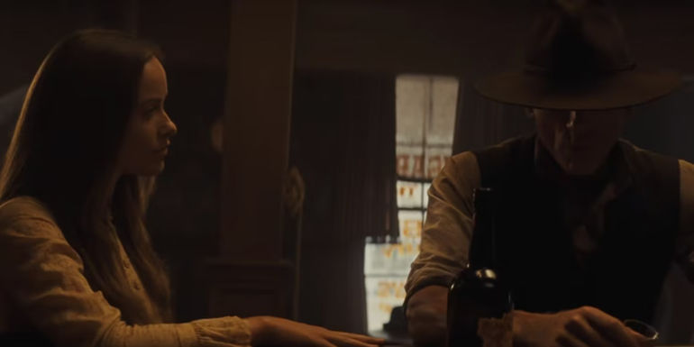 Ella Swenson talking to Jake Lonergan in Cowboys and Aliens