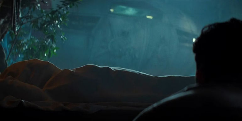 Poe Dameron sitting by Leia's covered corpse in Star Wars: The Rise of Skywalker