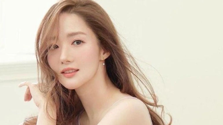 Bí quyết trẻ trung của Park Min Young: Chiếc kem chống nắng đằng sau nhan sắc không tuổi