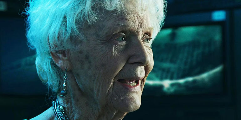 An old Rose talking to people about her experience in Titanic