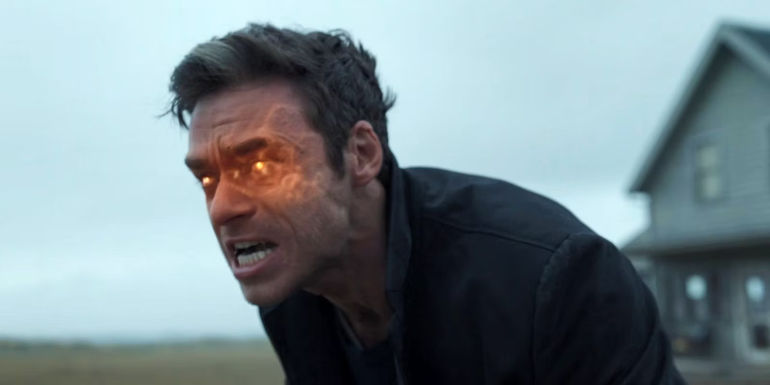 Richard Madden as Ikaris with glowing eyes in Marvels Eternals