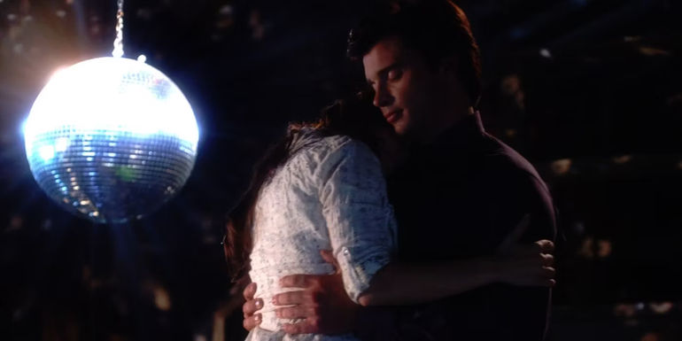 Lois and Clark slow dance in Smallville