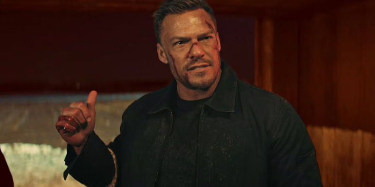 Alan Ritchson as Reacher looking bloodied and injured in Reacher season 2 finale
