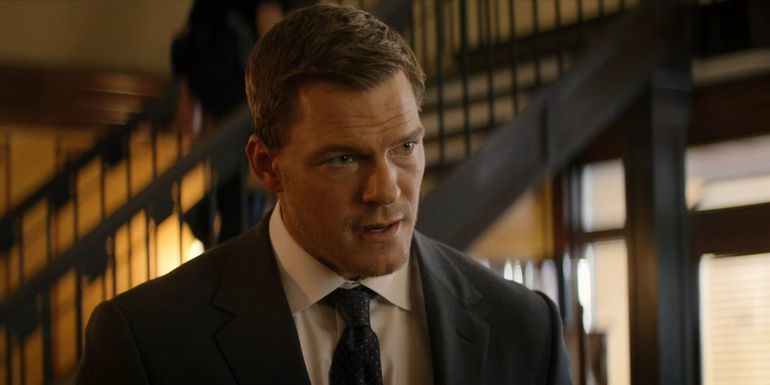 Alan Ritchson wearing a suit as Reacher