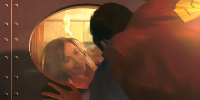 Superman saves Lois Lane's plane from falling in Smallville's series finale