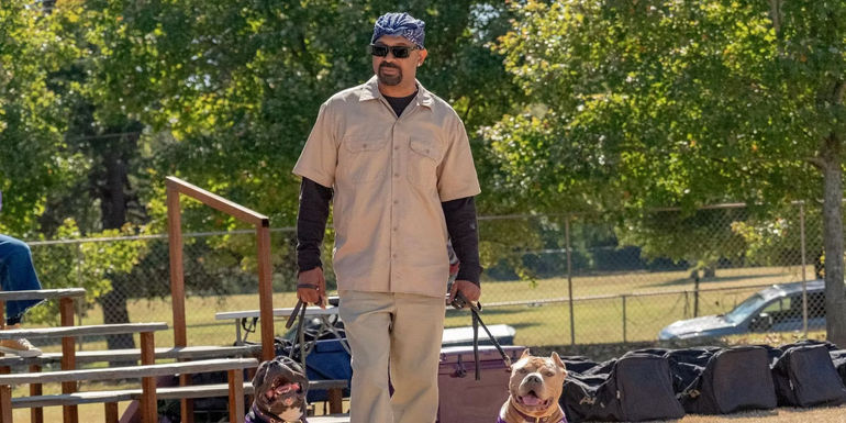 Mike Epps as Kareem walks his dogs in The Underdoggs