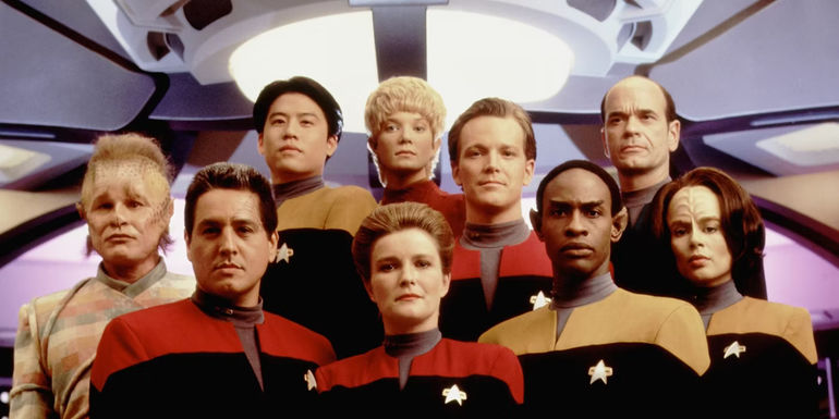 The Star Trek: Voyager cast from season 1.