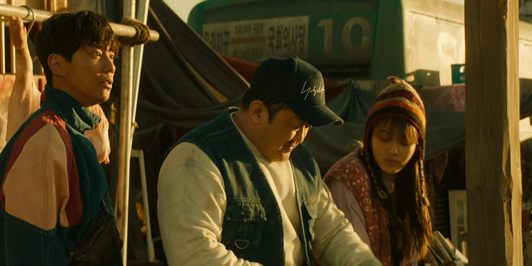 Ji-wan, Nam-san, and Su-na together at the end of Badland Hunters