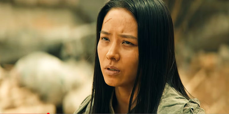 Lee Eun-ho looks solemn while talking to someone in Badland Hunters