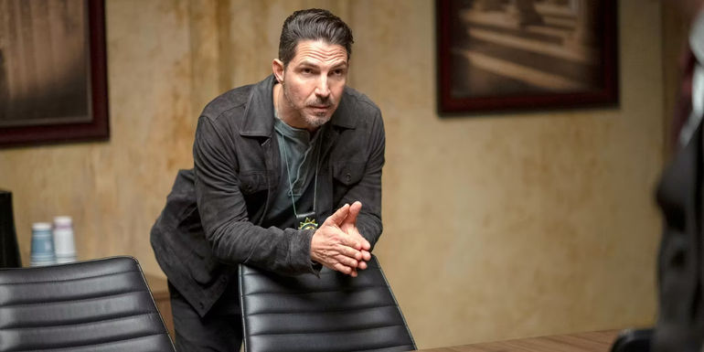 Mike Duarte (Maurice Compte) leaning on a chair with his hands folded in SVU.