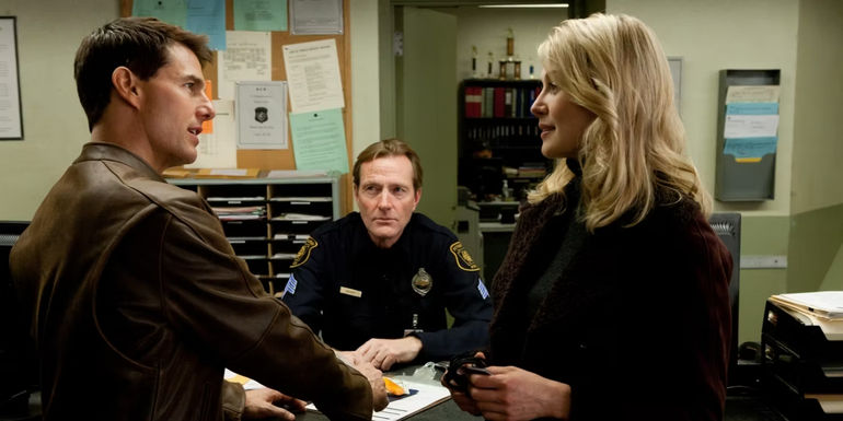 Tom Cruise as Jack Reacher Rosamund Pike as Helen Rodin with Lee Child as Desk Sergeant in Jack Reacher 2012