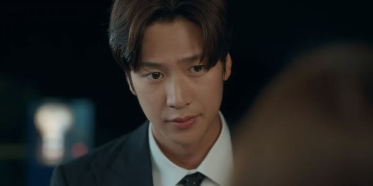 Ji-hyuk looking down on Ji-won in Marry My Husband