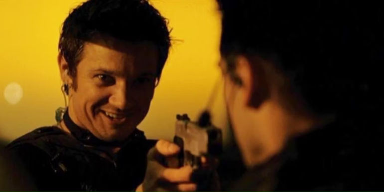 Brian (Jeremy Renner) pointing a gun at Jim (Colin Farrell) in S.W.A.T.