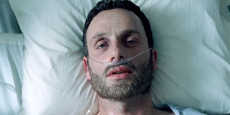 Andrew Lincoln as Rick Grimes in a hospital bed in The Walking Dead season 1