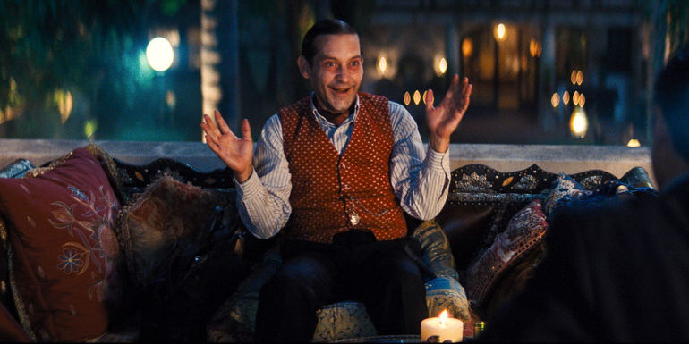 James (Tobey Maguire) grinning with bad teeth in Babylon