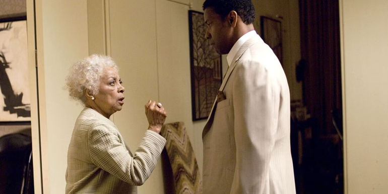 Ruby Dee as Mama Lucas having a stern talk with Denzel Washington's Frank Lucas in American Gangster