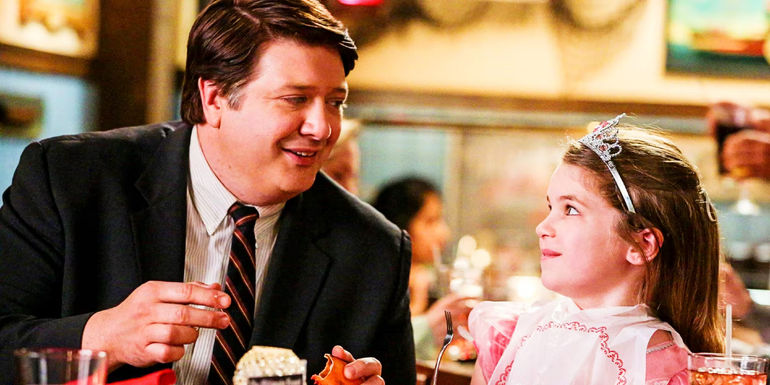 Lance Barber as George and Raegan Revord as Missy in Young Sheldon