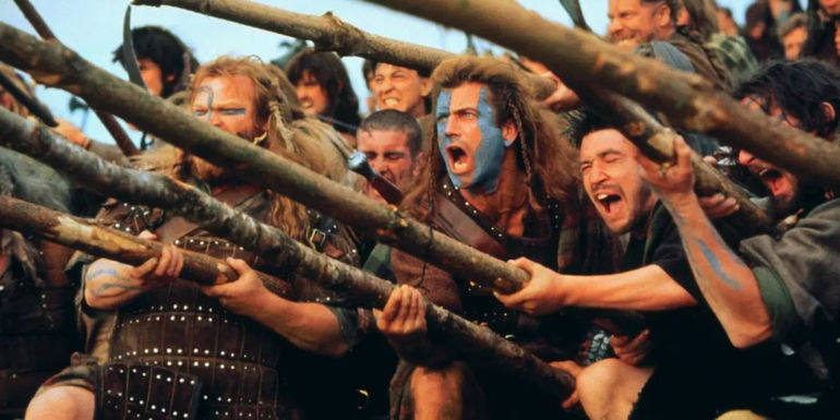 Mel Gibson as William Wallace standing beside fellow Scottish rebels in the Battle of Stirling Bridge in Braveheart