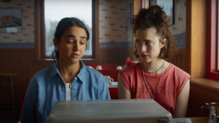 Margaret Qualley and Garaldine Viswanathan in Drive-Away Dolls
