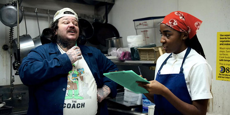 Neil Fak and Sydney talking in The Bear's kitch