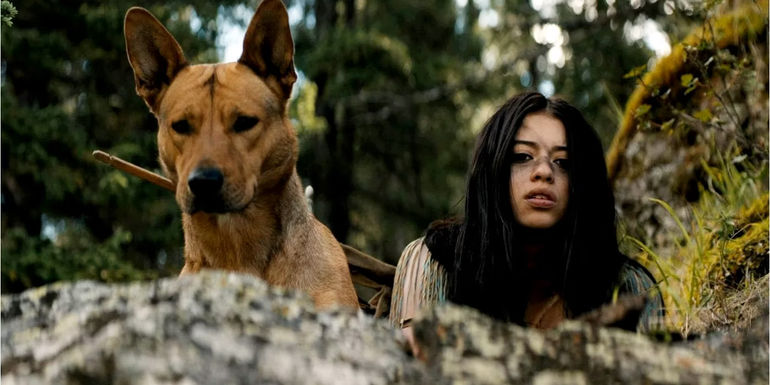 Coco as Sarii and Amber Midthunder as Naru in Prey