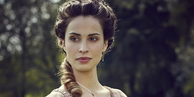 Elizabeth standing outside on Poldark