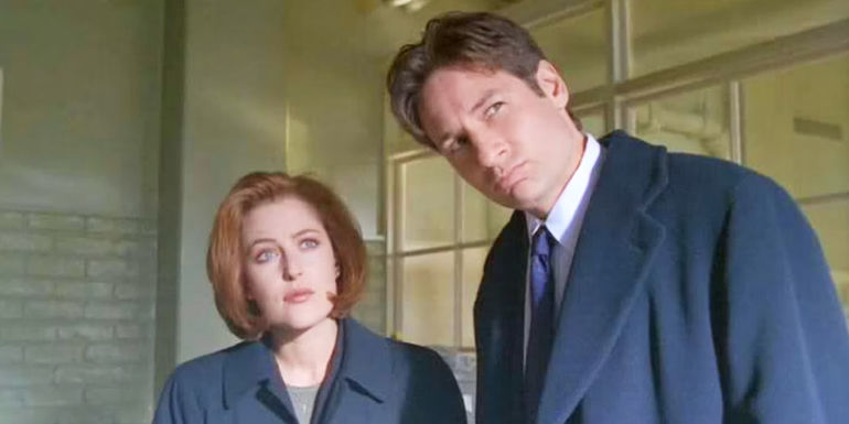 Mulder (David Duchovny) and Scully (Gillian Anderson) looking curious in The X-Files