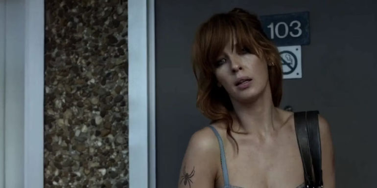 Nicole (Kelly Reilly) looking sideways in Flight