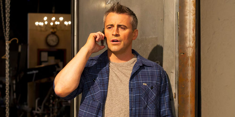 Matt LeBlanc as himself talking to the phone in Episodes