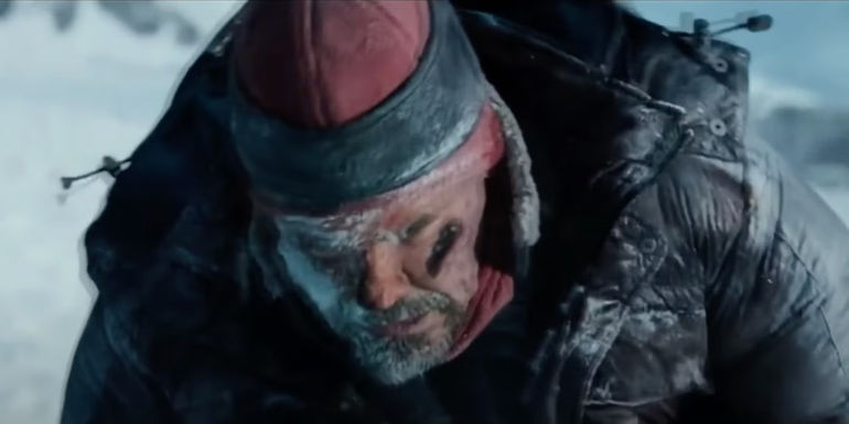 Josh Brolin as Beck Weathers crawls through the snow in Everest (2015)