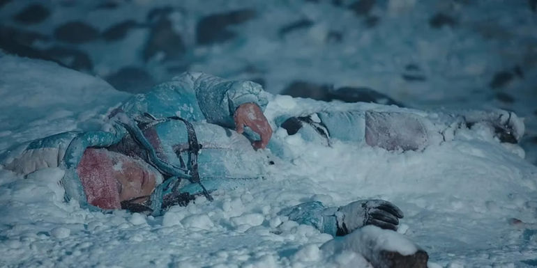 Naoko Mori as Yasuko Namba lying dead in the snow in Everest (2015)
