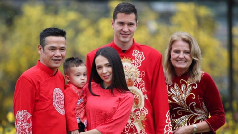 Hành Trình Tết Đầu Tiên của Gia Đình Nguyễn Filip tại Việt Nam