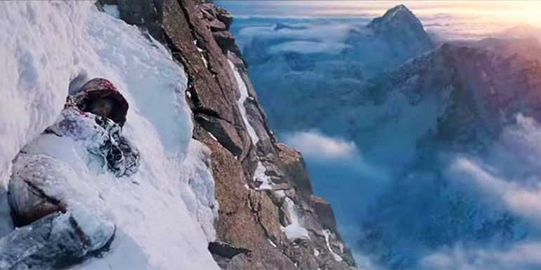 Rob Hall's body (Jason Clarke) overlooking Everest in Everest (2015)