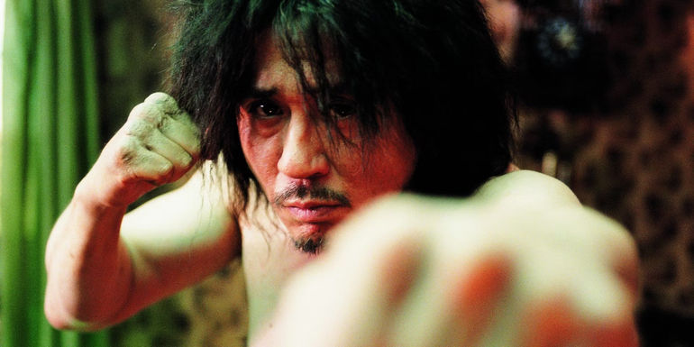Choi Min-sik as Oh Dae-su holds up his fists to fight in Oldboy