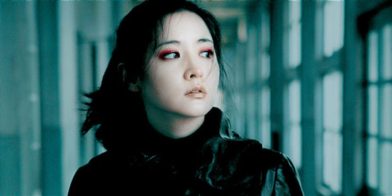 Lee Young-ae as Lee Geum-ja walking through a hallway in Lady Vengeance