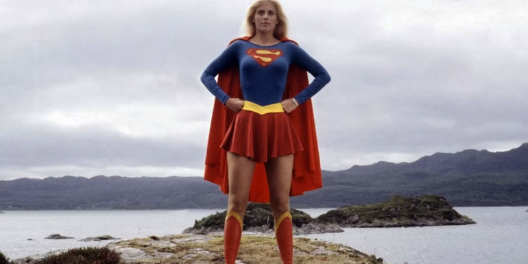 Helen Slater posing with her hands on her hips as Supergirl in 1984's Supergirl