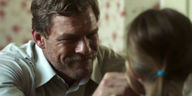 Alan Ritchson là Ed Schmitt nói chuyện với con gái trong Ordinary Angels