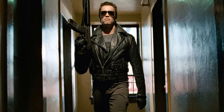 Arnold Schwarzenegger trong vai T-800 với súng và kính râm trong The Terminator