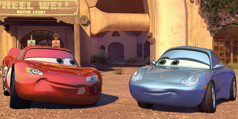 Lightning McQueen và Sally cười cùng nhau trong Pixar's Cars - Sẵn Sàng cho Cuộc Đua Tiếp Theo - Dàn Diễn Viên Cars 4