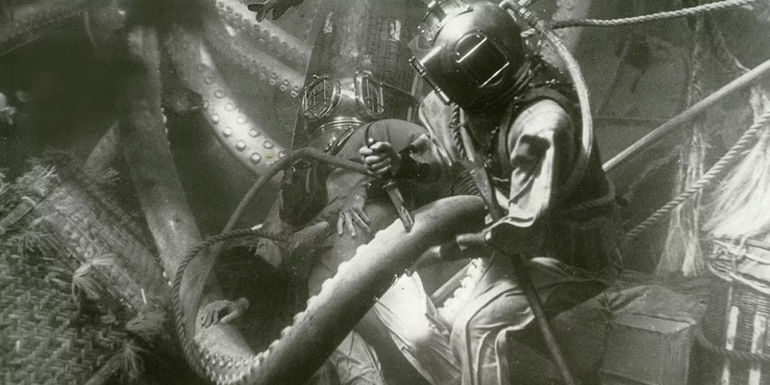 John Wayne và Ray Milland đấu với một con mực khổng lồ trong Reap the Wild Wind - Reap The Wild Wind Bucks 2 Massive John Wayne Movie Trends