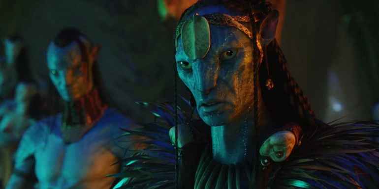 Eytukan looking serious in Avatar with Tsu'tey lurking in the background