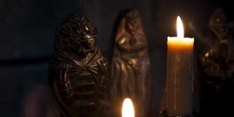 two statues of the Forsaken sitting on a table in Wheel of Time season 1 - Multiple Wheel Of Time Hints Suggest A Second Dragon Reborn Villain Has Been Cut
