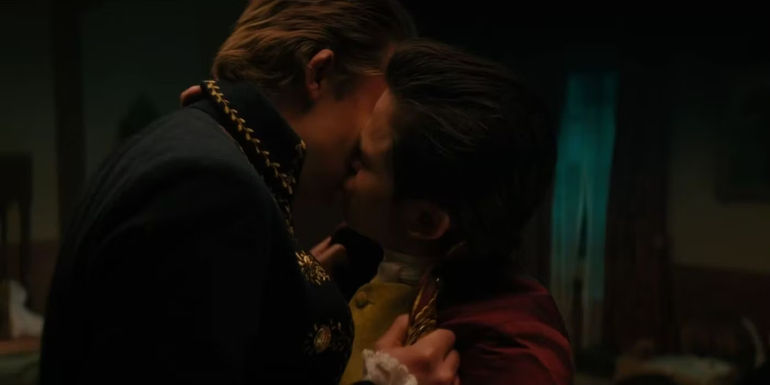 Brimsley and Reynolds sharing a kiss in Queen Charlotte: A Bridgerton Tale