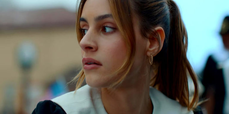 Nell Verlaque as Jessica Looking Nervous in a Pilgrim Outfit in Thanksgiving 2023 - Eli Roth Passed Off Some Directing Duties On Borderlands To Focus On Thanksgiving