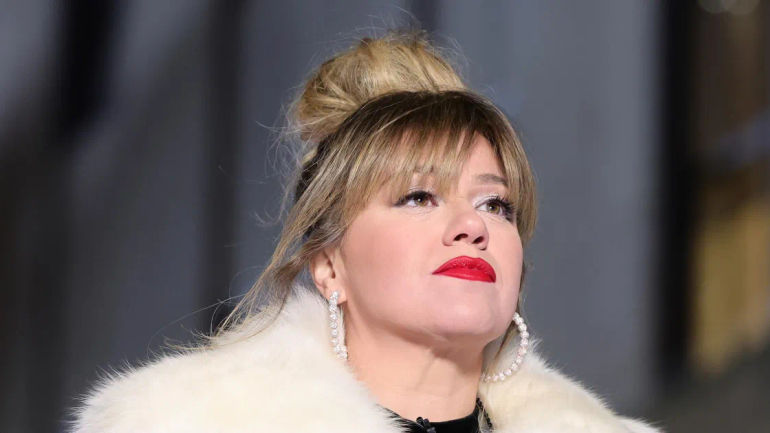 Kelly Clarkson's Struggle with Glam on American Idol