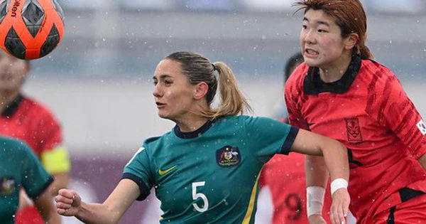 Cuộc đấu nảy lửa giữa U20 Úc và U20 Hàn Quốc trên sân tuyết phủ