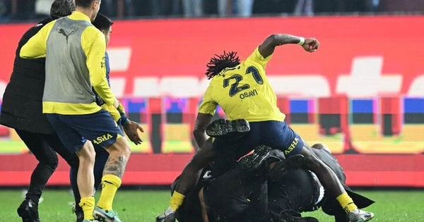 Cuộc Chiến Trên Sân Cỏ: Khi Bóng Đá Trở Thành Trận Đấu Sinh Tử