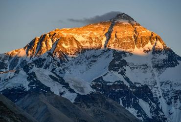 China Welcomes Foreign Climbers Back to Mount Everest