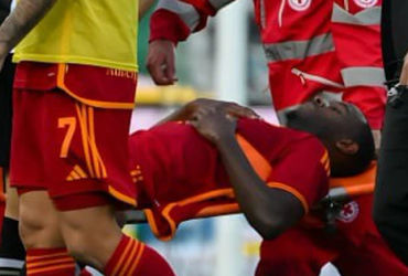 Những Sự Cố Về Sức Khỏe Của Cầu Thủ Trên Sân Cỏ: Bài Học Đắt Giá