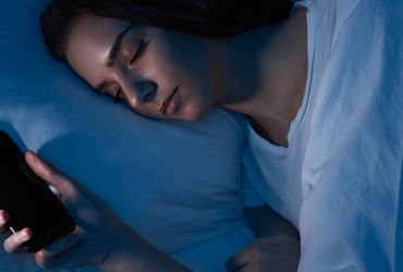 Nguy cơ ngủ với iPhone khi sạc: Cảnh báo từ Apple và các smartphone khác